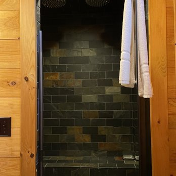Dartbrook Lodge - Halcyon Cottage shower - Guest Houses Near Me - Keene, New York