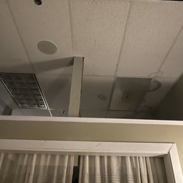 Walls don't go to the ceiling. Walls don't go to the ceiling.