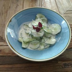 Schanze am See - Gurken Dill Salat zum Wiener Schnitzel.. leider fehlt der Dill