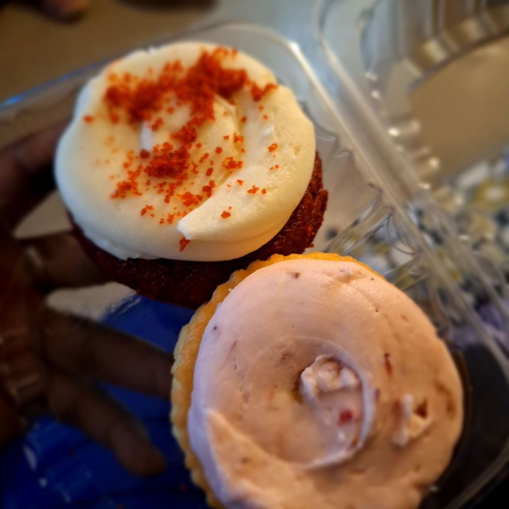 Make My Cake - Red velvet and strawberry cupcakes - Bakeries Near Me - New York, New York Make My Cake - Red velvet and strawberry cupcakes - Bakeries Near Me - New York, New York