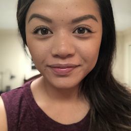 Looking at the photo, the right eye is without mascara the left has mascara. Looking at the photo, the right eye is without mascara the left has mascara.
