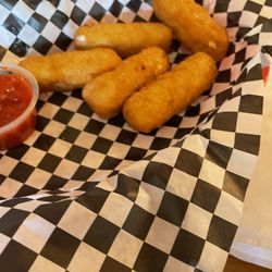 Squirrel Tree Restaurant & Bar - Mozzarella cheese sticks
