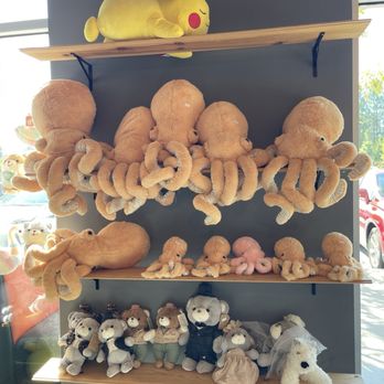 Chakaa Tea Cafe - So many stuffies - Bubble Tea Near Me - Thousand Oaks, California