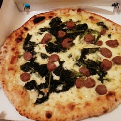 Fuori Pizza - Pizza scamorza, salsiccia e friarelli 7€