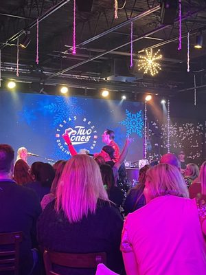 Two Tones Dueling Piano Bar by null