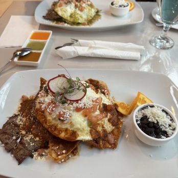 RJ Skillets - Chilaquiles Rojos con Asada (red sauce chilaquiles with steak) - Mexican Near Me - Portland, Oregon