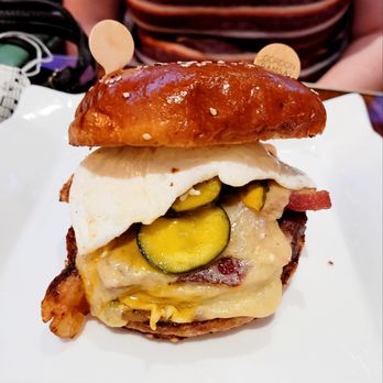 Gordon Ramsay Burger Las Vegas - 03.25.21 - Farmhouse Burger - Burgers Near Me - Las Vegas, Nevada Gordon Ramsay Burger Las Vegas - 03.25.21 - Farmhouse Burger - Burgers Near Me - Las Vegas, Nevada