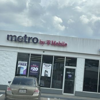 Metro by T-Mobile - Store front - Mobile Phones Near Me - Spring, Texas