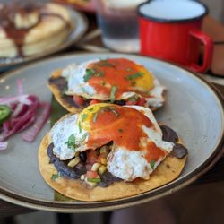 Claudia's - Brunch tostadas