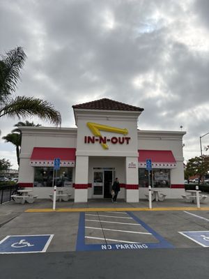 In-N-Out Burger by null