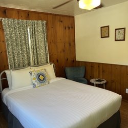 The Cabins at Buckeye Tree Lodge - Formerly Sequoia Village Inn - The main room.