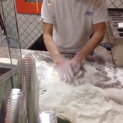 Pizzeria La Rusticana - Pizza in lavorazione