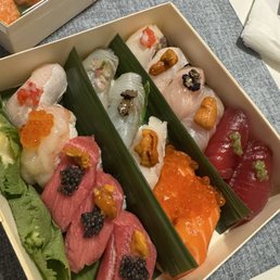 Omakase Nigiri Box (16 pcs) Omakase Nigiri Box (16 pcs)