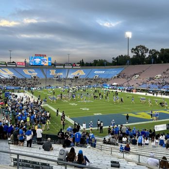 Rose Bowl Stadium - First glance inside the Rose Bowl, 90 minutes before kickoff. - Stadiums & Arenas Near Me - Pasadena, California