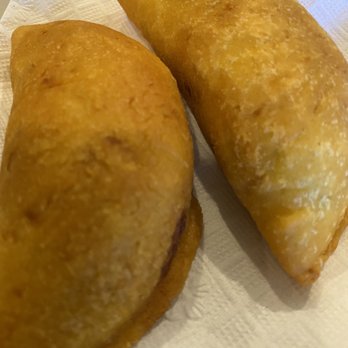 El Balcon De Las Americas - Empanadas. Chicken in the left. Beef on the right. - Colombian Near Me - Deerfield Beach, Florida El Balcon De Las Americas - Empanadas. Chicken in the left. Beef on the right. - Colombian Near Me - Deerfield Beach, Florida