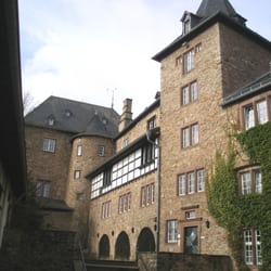 Ahrquelle - Innenhof der Burg, viele Kinder erleben hier eine Ausflugswoche