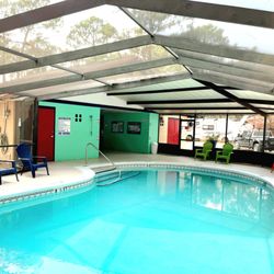 Pineglen Motorcoach & Rv Park - Screened pool