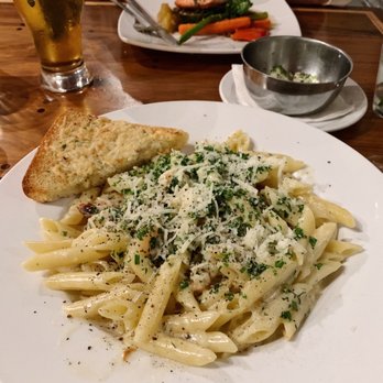 Auntie Pesto's Cafe - Seafood Alfredo with scallops, shrimp, prawns and garlic bread. - Sandwiches Near Me - Salt Spring Island, British Columbia Auntie Pesto's Cafe - Seafood Alfredo with scallops, shrimp, prawns and garlic bread. - Sandwiches Near Me - Salt Spring Island, British Columbia
