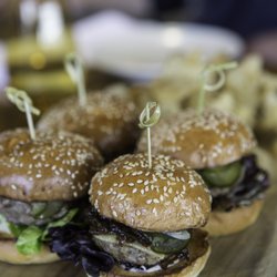 Localing Tours Melbourne - Delicious burgers on one of our bespoke food tours.