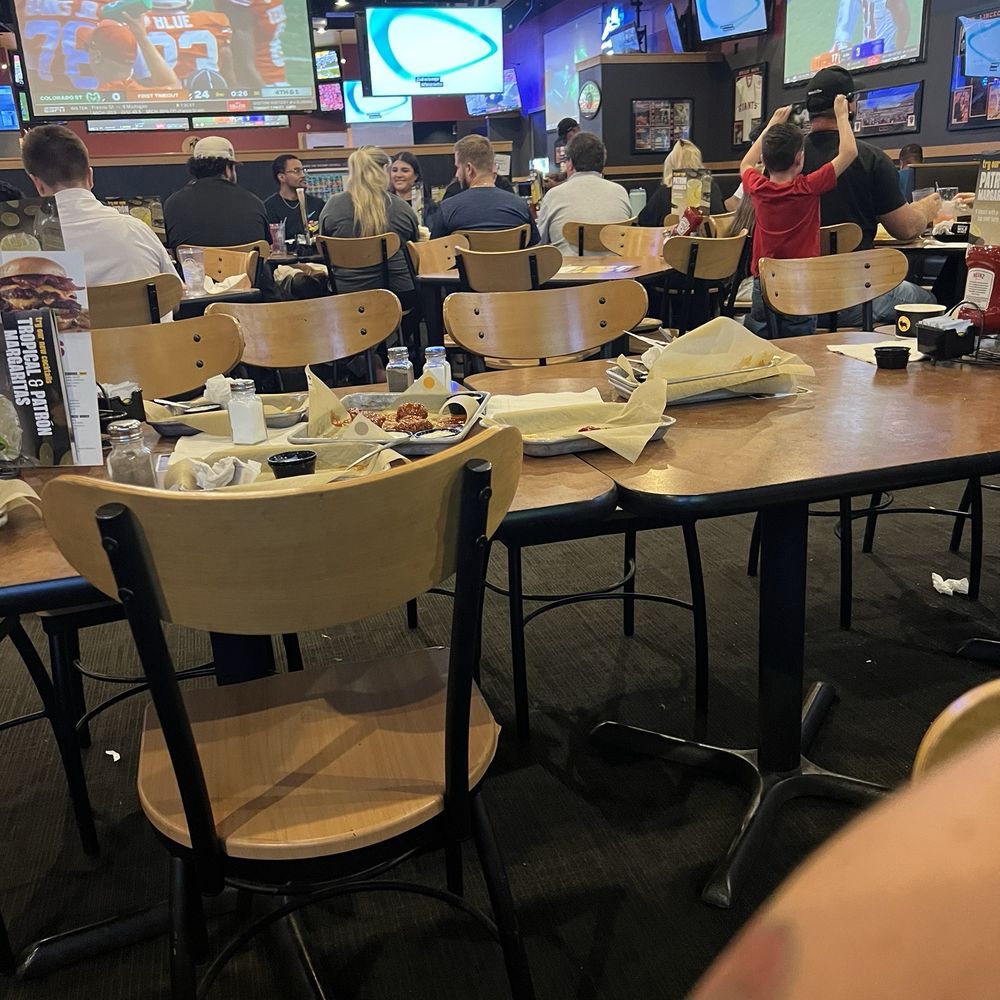 Buffalo Wild Wings - Dirty booth behind me and every empty booth was "dirty" so no one was seated. - Chicken Wings Near Me - Vacaville, California