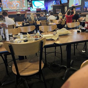 Buffalo Wild Wings - Dirty booth behind me and every empty booth was "dirty" so no one was seated. - Chicken Wings Near Me - Vacaville, California