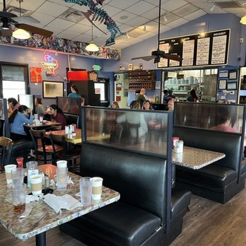 Magnolia Cafe South - Interior - Breakfast & Brunch Near Me - Austin, Texas