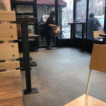 Shake Shack Upper West Side - Worker social distancing wearing mask and gloves delivering food - Fast Food Near Me - New York, New York Shake Shack Upper West Side - Worker social distancing wearing mask and gloves delivering food - Fast Food Near Me - New York, New York