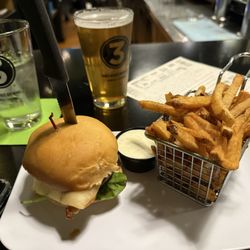 Me's burgers & brews - The Hughes-Hurston