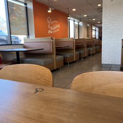 Popeyes Louisiana Kitchen - Dining room
