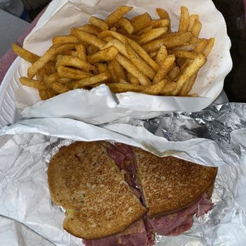 Windy City Subs - Hot corned beef with garlic fries - Sandwiches Near Me - Worth, Illinois Windy City Subs - Hot corned beef with garlic fries - Sandwiches Near Me - Worth, Illinois