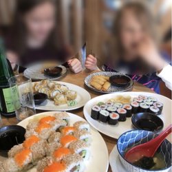Wasabi Sushi - 2x Mini-Frühlingsrollen + 1x Miso-Suppe + 3 Platten Sushi + 3x Getränke + 2x Bubble-Tea = € 56,-