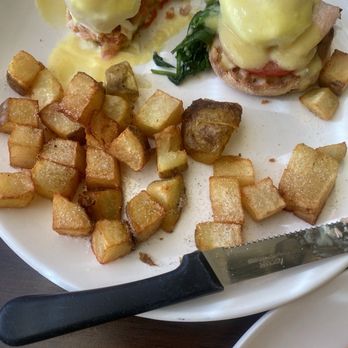 Lemon Leaf Cafe - Salmon Benedict with home fries - Breakfast & Brunch Near Me - Largo, Florida