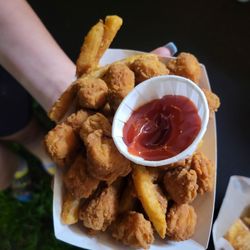 Off The Griddle - Popcorn chicken basket w ketchup