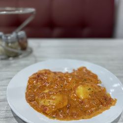 900 Degrees Woodfired Pizza - Lobster Ravioli in Vodka Sauce (menu doesn't say this but the ravioli also has crab meat in it)