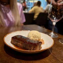 Sticky toffee cake / vanilla-bean