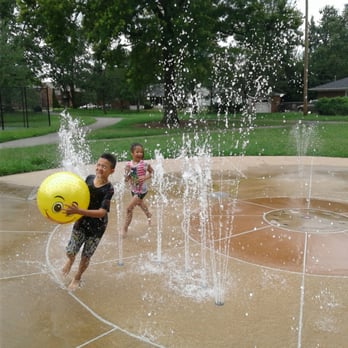 Farnsley Park - Playing in the splashpad - Parks Near Me - Louisville, Kentucky