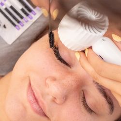 Gplus lash & brow - Working on eyelash extensions