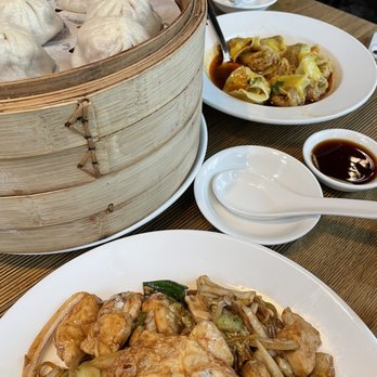 Momo Mee - Xiao Long Bao, Spicy Szechuan Wontons (tasty but not for the weak of tongue), Yakisoba with chicken - Pan Asian Near Me - Milwaukee, Wisconsin