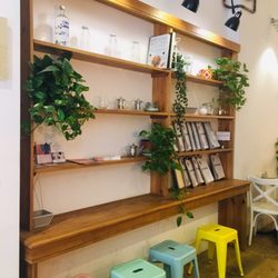Almalibre - Menus & pastel stools