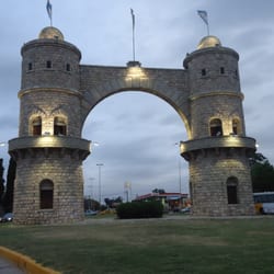 Arco de Córdoba - El arco iluminado a la tardecita