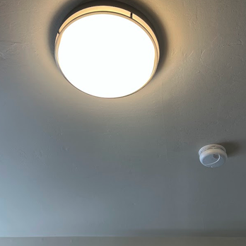 Monte Bianco - overhead light over bed - Hotels Near Me - Mount Shasta, California Monte Bianco - overhead light over bed - Hotels Near Me - Mount Shasta, California