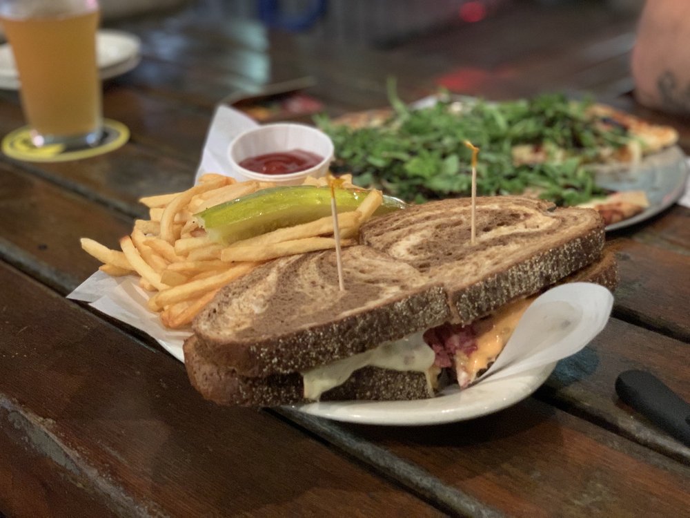 FLYING SAUCER DRAUGHT EMPORIUM Updated May 2024 623 Photos & 787 Reviews 705 Main St