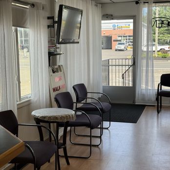 Creative Cuts On 5 - Waiting room chairs with tables - Hair Salons Near Me - Enfield, Connecticut Creative Cuts On 5 - Waiting room chairs with tables - Hair Salons Near Me - Enfield, Connecticut