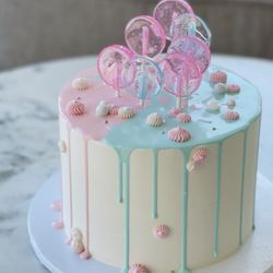 Gender reveal cake
The sponge of this cake can be your gender colour