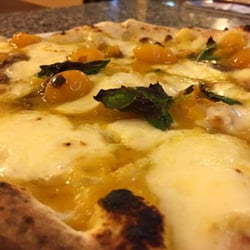 Pizza Margherita - Pizza Gourmet: Pomodorini gialli del Vesuvio, provola di Agerola e acciughe di Cetara.