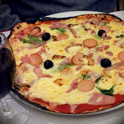 Annabella - Pizza "La Gourmande"- tomate, salade, crottins de chèvre, olives, saucisse, jambon, lard et fromage (10,1€)
