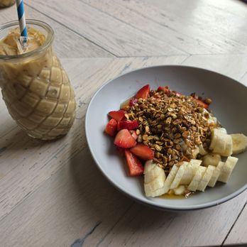 Brekkie Shack - Carmel vanilla latte and granola bowl - Breakfast & Brunch Near Me - Grandview Heights, Ohio