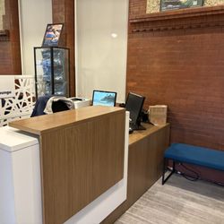 Amtrak Metropolitan Lounge - Check in desk