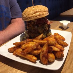 Linky's - Burger mit 2 Pattys und kartoffelecken