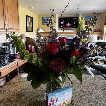 Rose & Blossom - Bouquet and chocolates - Florists Near Me - Spokane Valley, Washington Rose & Blossom - Bouquet and chocolates - Florists Near Me - Spokane Valley, Washington